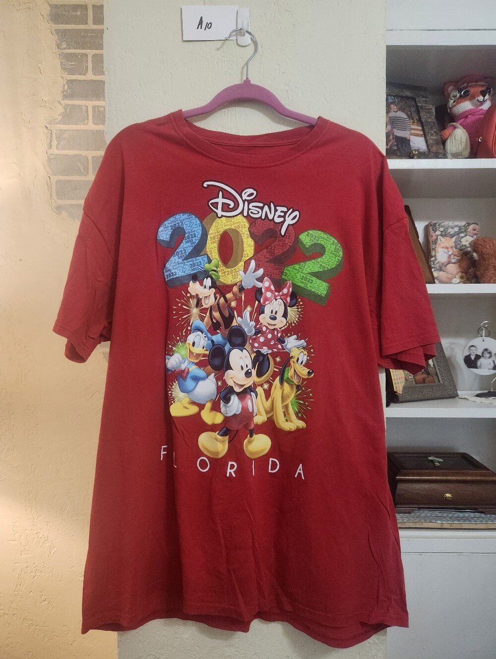 Disney Parks 2022 Mickey Friends T- Shirt Size 2xl EUC